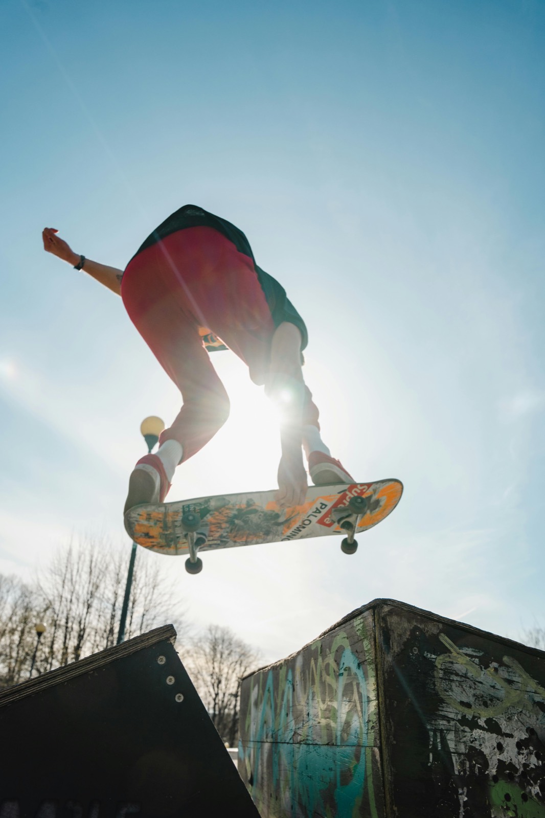 Salto de skate a contraluz